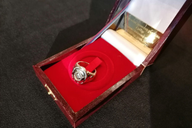 Posthumno uručen Dobričin prsten: Pod senkom zagonetnog osmeha Laneta Gutovića (FOTO)