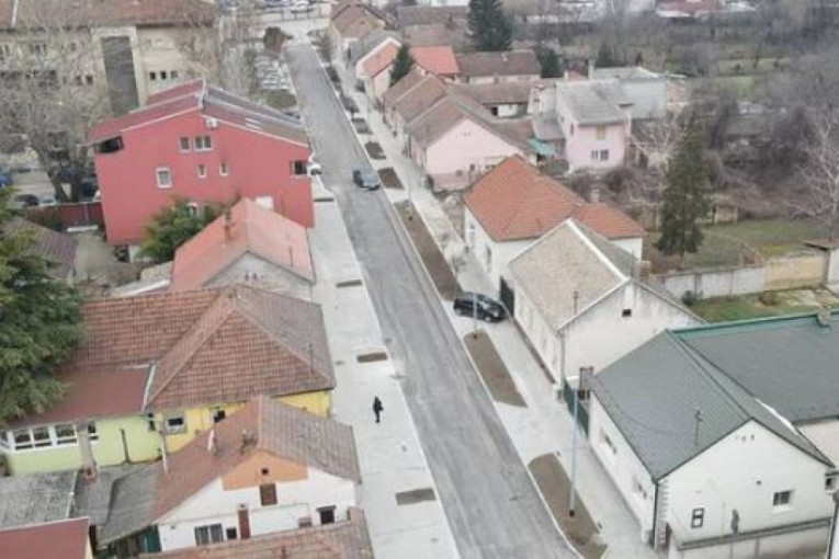 U Novi Sad se svaki dan ulaže: Vučević obišao tek rekonstruisanu ulicu, završena za manje od šest meseci! (FOTO)