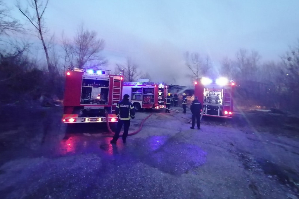 "Materijalna šteta ogromna": Potpuno izgoreo market u Podgorici