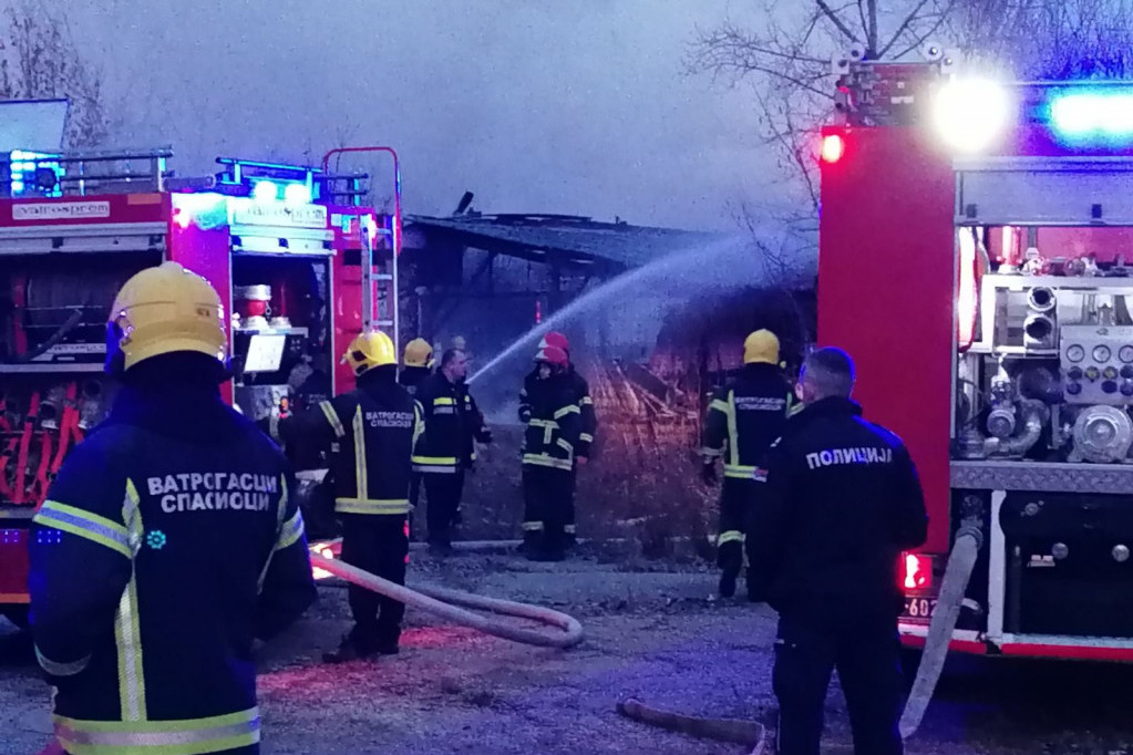 Lokalizovan požar na Novom Beogradu: Vatra progutala objekat površine oko 500 kvadratnih metara (FOTO/VIDEO)
