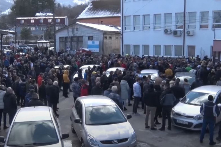 Protest Srba u Štrpcu: "Iživljavaju se i zastrašuju nas, borićemo se za miran suživot Srba i Albanaca" (VIDEO)