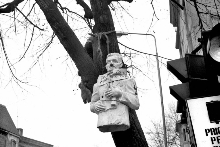 Večiti diktator bez groba: Njegovo krvavo pogubljenje zgrozilo planetu! Zabranio abortuse i uveo "menstrualnu policiju" (FOTO)