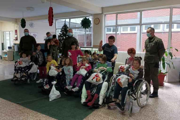 Tradicionalna akcija podele paketića deci: "Kobre" usrećile mališane u bolnici i bez starateljskog doma (FOTO)
