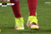 Lije krv iz kopačke, pocepano stopalo jednog od najtalentovanijih napadača u Evropi (FOTO)