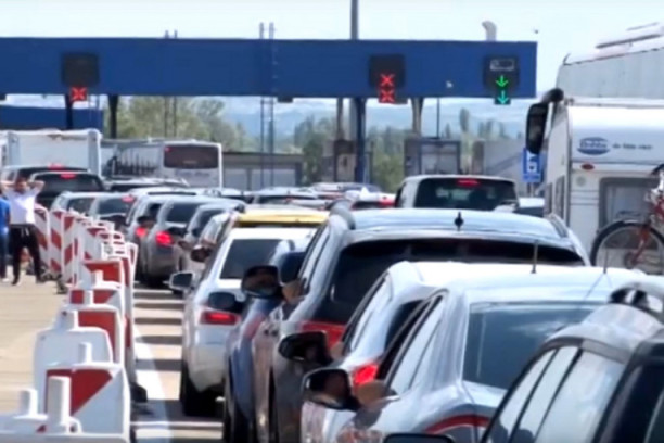 Stanje na graničnim prelazima: Kamioni čekaju po šest sati, evo kakva je situacija sa putničkim vozilima