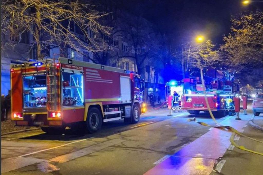 Veliki požar u Obrenovcu: Gori auto-otpad na ogromnom placu!