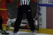 Hokejaši probili ogradu i završili u ledenom jarku: Pre povratka na teren, morali na sušenje (VIDEO)