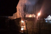 Veliki požar u Rumenci: Izgoreli skladište i garaža! (FOTO)