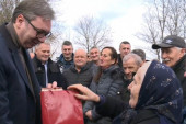 Vunene čarape i rakija za predsednika: Meštani Vučiću uručili poklone