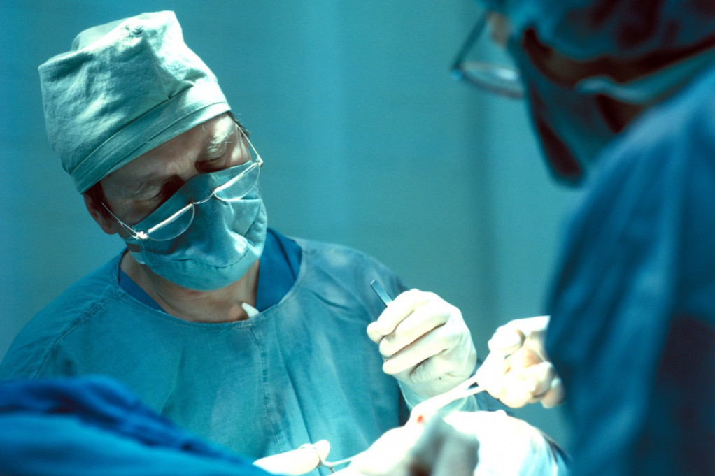 Na jugu Srbije prvi put izvedena operacija koja je hit među buckastima: Pacijentkinja istog dana stala na noge, i to sa osmehom (FOTO/VIDEO)