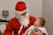 Zvezdin Deda Mraz ne odmara, obilazio je mališane na severu Srbije i u Beogradu
