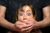 Nasilje u Zemunu: Hvata ženu u kragnu i pokušava da je obori?! Na ovome se nije završilo! (VIDEO)
