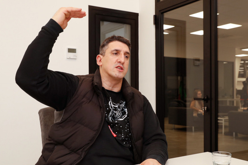Kristijan se gušio u snu: Skočio iz kreveta i nožem ošišao kosu! (VIDEO)