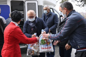 Vesić obradovao decu zdravstvenih radnika, policajaca i komunalnih milicionera: U Mladenovcu podeljeno 270 novogodišnjih paketića