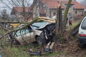 Teška nezgoda kod Novog Sada: Sudarili se, pa jedno od vozila odletelo u drvo, ima povređenih! (FOTO/VIDEO)
