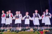 Novogodišnji koncert KUD-a “Gardoš”: Mališani igrali za Mariju i Lazara koji su za mesec dana ostali bez svoje porodice