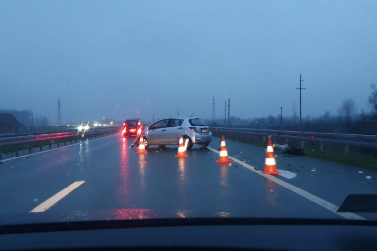 Teška saobraćajna nesreća kod Sremske Mitrovice: Jedna žrtva, četvoro povređeno