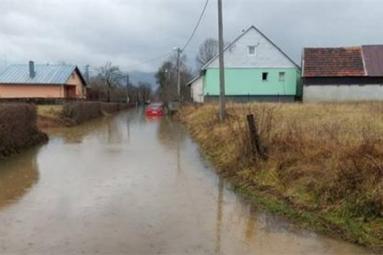 Vanredno stanje u Hrvatskoj: Velike poplave oko Gospića, kuće pod vodom!