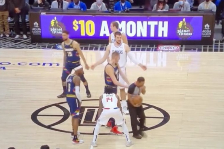 Ovo se dugo nije videlo u NBA! Jokić pravio šou pri podbacivanju, sudija umirao od smeha! (VIDEO)
