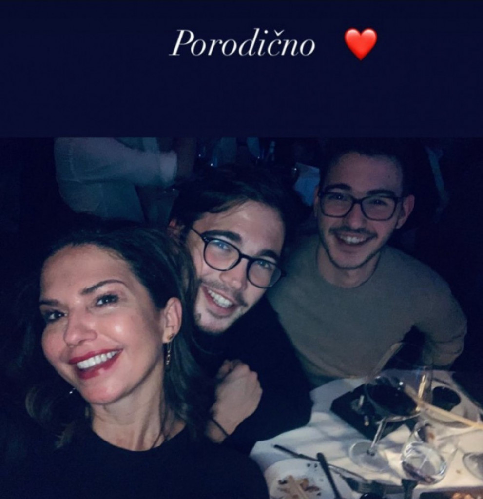 Sa sinovima u provodu: Blizanci Nataše Ninković stigli u Srbiju, pa završili sa majkom na ovom mestu (FOTO)