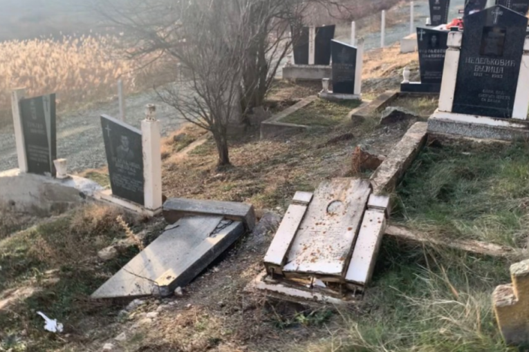 Opet uništeni pravoslavni spomenici na KiM: Pre samo sedam dana bili čitavi! Ko ne da mira ni mrtvim Srbima?! (FOTO)