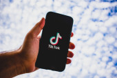TikTok uvodi promene kako bi konkurisao Facebooku i Instagramu