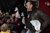 "Hype" karavan podelio deci u Zaječaru paketiće: Večeras će Kija i Lukas napraviti žurku za pamćenje (FOTO)