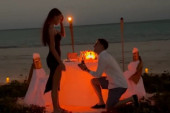 Stao na ludi kamen! Kakva romantika, srpski fudbaler na plaži, uz sveće zaprosio svoju devojku na Dominikani! (VIDEO)
