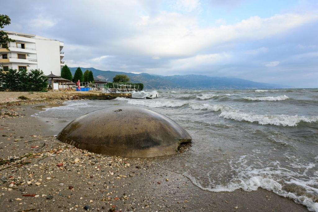 Albanski bunkeri napravljeni tako da mogu da izdrže nuklearni udar, a sada ih guta more! (VIDEO)