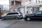 "Divlji zapad" u beogradskom naselju: Parkiraju se na trotoare jer ih mrzi da očiste svoj parking! Ugroženo 1.200 mališana! (FOTO)