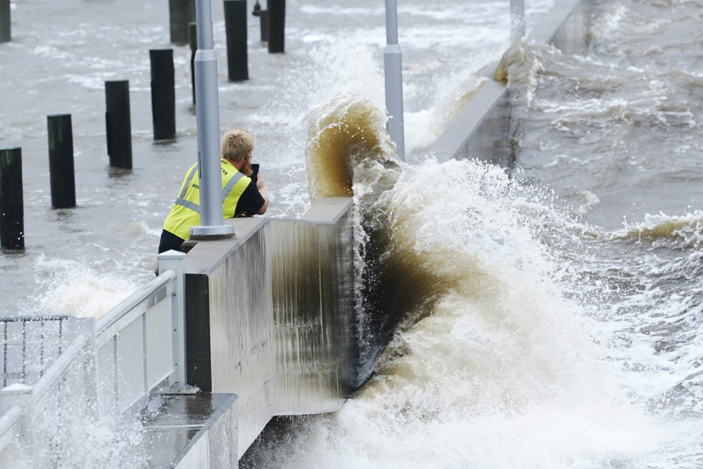 Posle višednevnih poplava urušava se brana na reci: Voda probila pukotine, Norveška evakuište stanovništvo