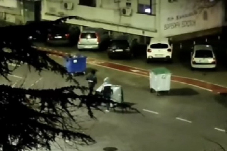 Nemaju pametnija posla! Izgurali kontejnere na ulicu i isprevrtali ih (VIDEO)