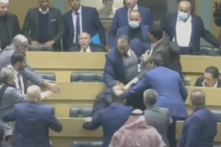 Tuča u parlamentu kao u ringu: Pljuštale pesnice, jedva prekinut sukob političara (VIDEO)