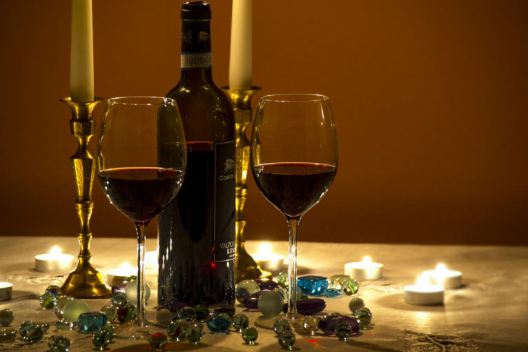 Ne bacajte vino koje vam ostane od Nove godine: Jednostavno ga zaledite i iskoristite za kuvanje (VIDEO)