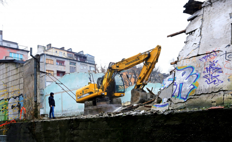 Zid se opasno nakrivio! Prve fotografije iz Zemuna - u toku uklanjanje bespravnog objekta (FOTO)