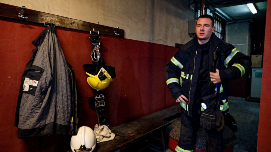 Stefan je heroj godine: U grotlu požara bio je bezbroj puta, a iz jednog je izneo bebu u naručju (FOTO/VIDEO)