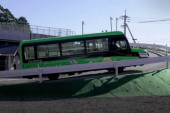 Prvi autobus-voz pušten u saobraćaj: Ovo kombinovano prevozno sredstvo može da preveze 21 osobu (VIDEO)