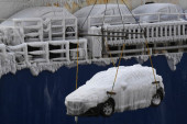Nove automobile potpuno prekrio led, sada idu u staro gvožđe: Neviđena katastrofa na -19 stepeni (FOTO/VIDEO)