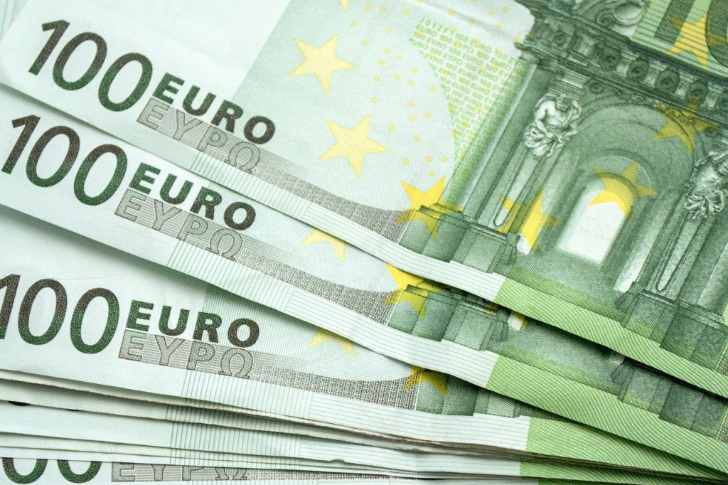 U februaru vam ležu pare: Na šta ćete potrošiti 100 evra? (ANKETA)