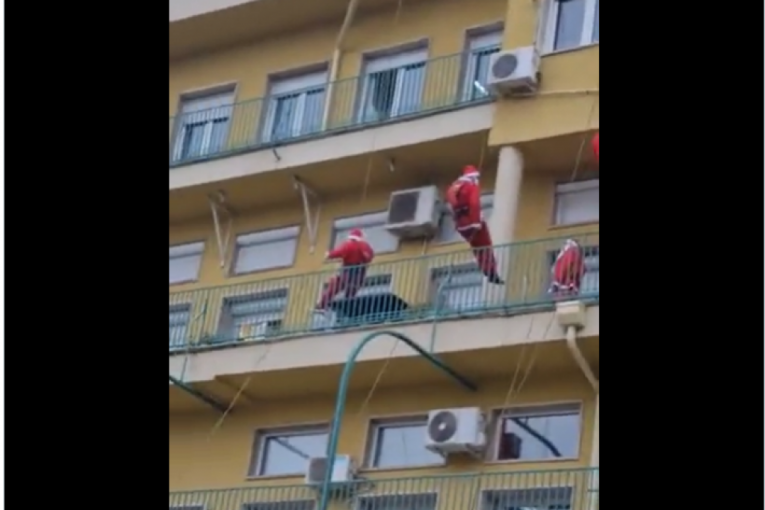 Ovaj prizor vraća veru u život: Deda Mrazevi obradovali mališane u Tiršovoj! (FOTO/VIDEO)