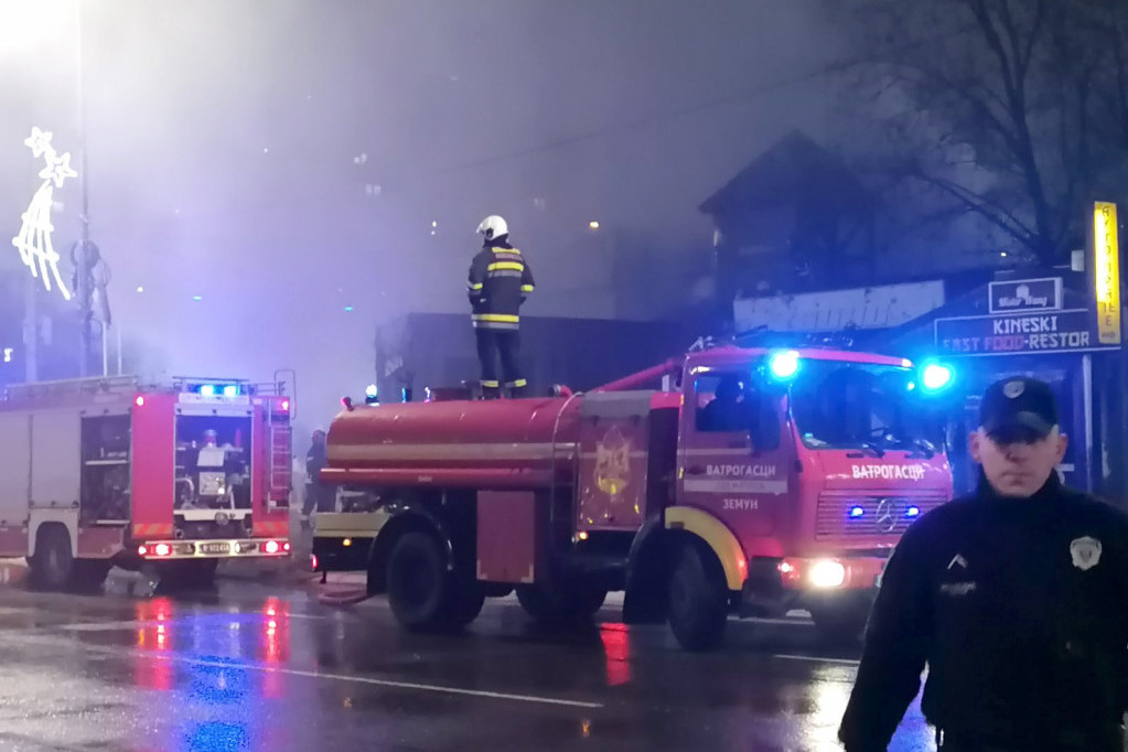 Stravičan požar u Padinskoj Skeli: Jedna osoba je stradala! (VIDEO)
