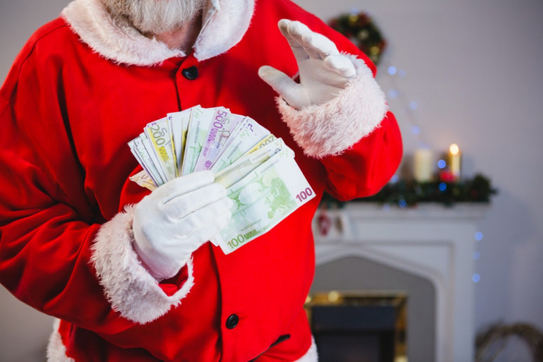 Deda Mraz na kućnu adresu donosi čak milion dolara, a potresne reakcije ljudi govore više od 1000 reči (VIDEO)