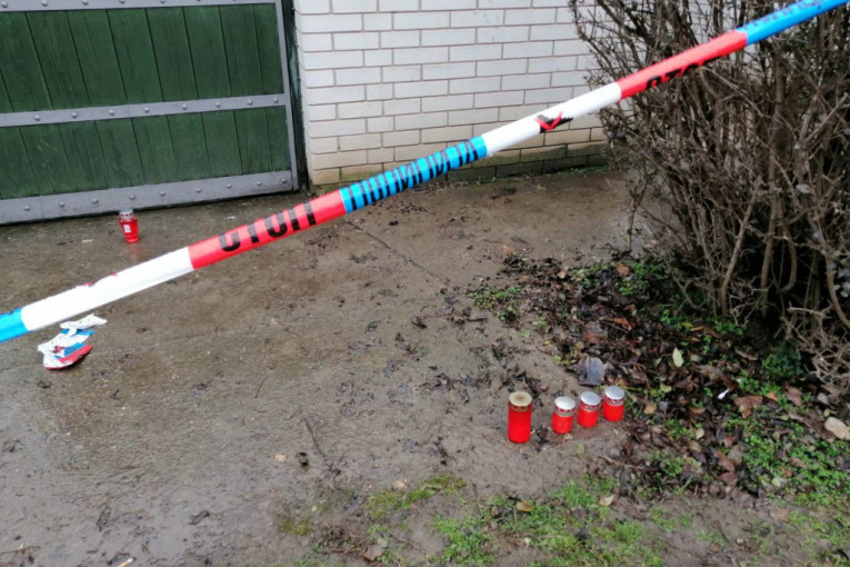 Sombor je zavijen u crno! Rodbina pali sveće ispred porodične kuće nastradalih, muk u celom gradu (FOTO)
