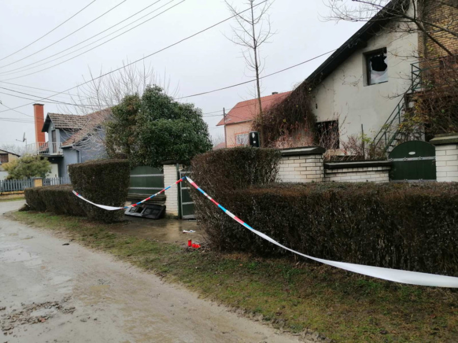 Sombor je zavijen u crno! Rodbina pali sveće ispred porodične kuće nastradalih, muk u celom gradu (FOTO)