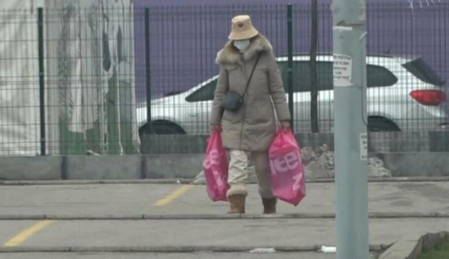 Brena potpuno neprepoznatljiva! Pevačica se zamaskirala: Maska, kapa i duga jakna (FOTO)