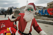 Hit praznična vožnja u Čačku: Deda Mraz na četiri točka iz Laponije stigao u sred Srbije (FOTO)