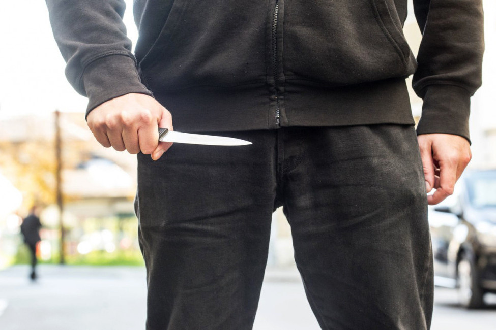Mladić u Kotoru sa sobom nosio arsenal noževa i bodeža: Tužilac odlučio da nema krivičnog dela!