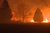 Dva grada moraju hitno da se evakuišu: Požari besne tolikom brzinom da su vatrogasci nemoćni (VIDEO)