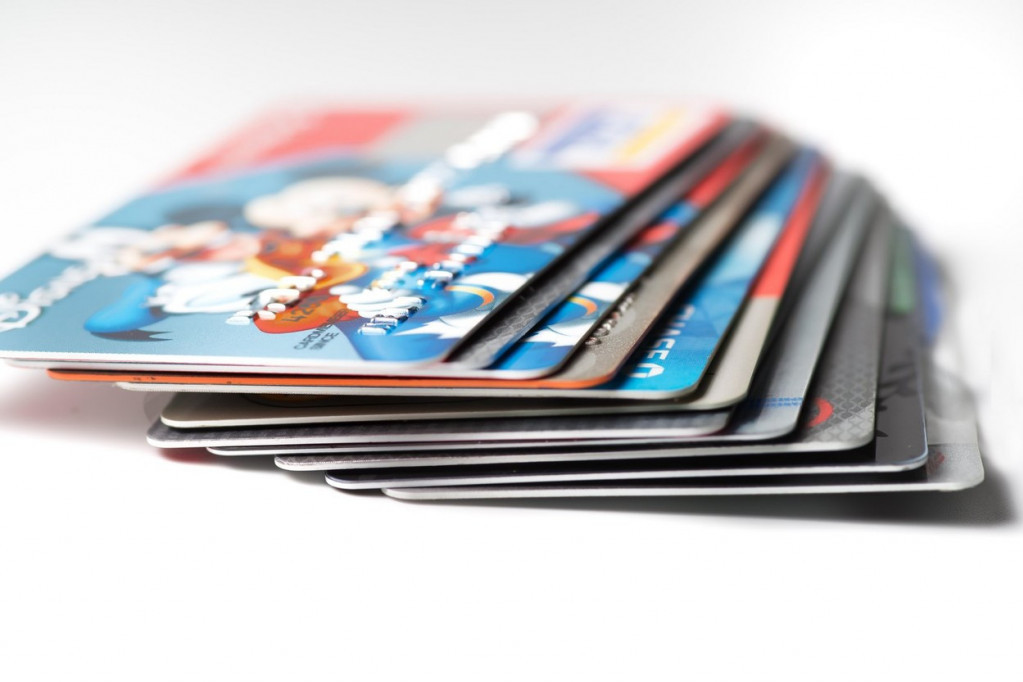 Amerikanci na kreditnim karticama duguju 3.000 dolara, Srbi 66 puta manje