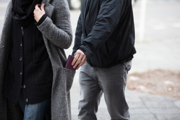 Varali ljude pa "zgrnuli" skoro pola miliona! Obećavali laminat i vrata, pa novac zadržali